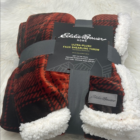 NWT Eddie Bauer Red and White Faux Shearling Throw - Picture 1 of 5
